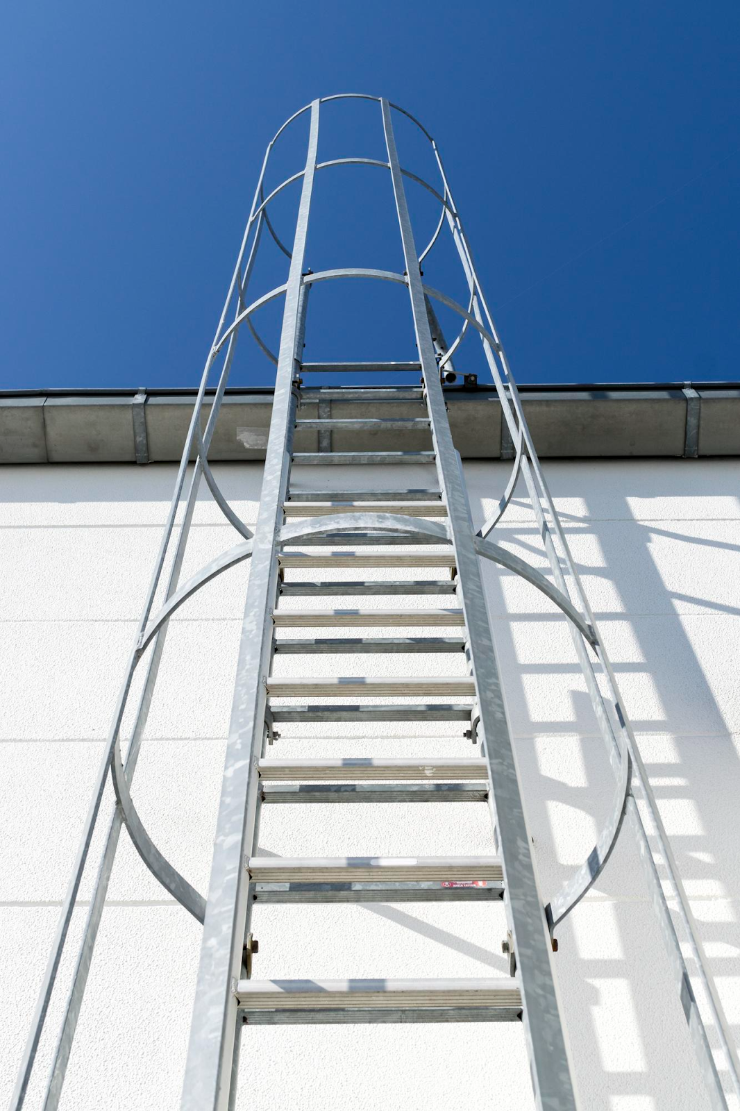 Эвакуационные пожарные лестницы: функции, виды, нормы и процедуры проверки