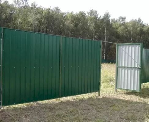 Распашные ворота на металлических столбах из профнастила МВ №5