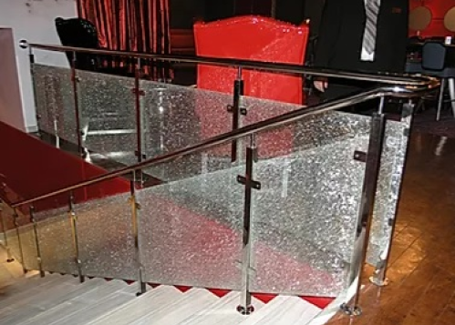 Ограждения с “битым стеклом” на  стойках из нержавеющей стали и поручнем СО №8