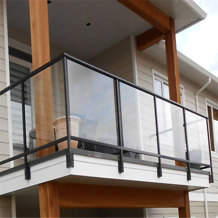 П-образные стеклянные перила на балкон №1