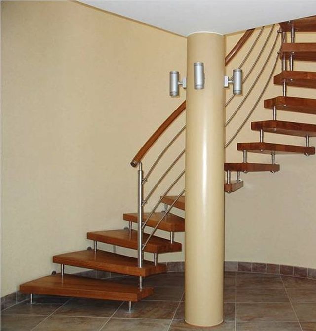 Винтовая деревянная лестница в доме. Гнуто клееный деревяный поручень