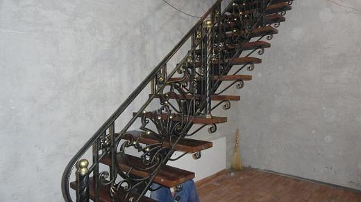 Лестница ЛВ №10 с кованными перилами