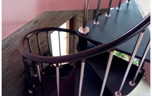 Металлическая винтовая лестница в частный дом №5