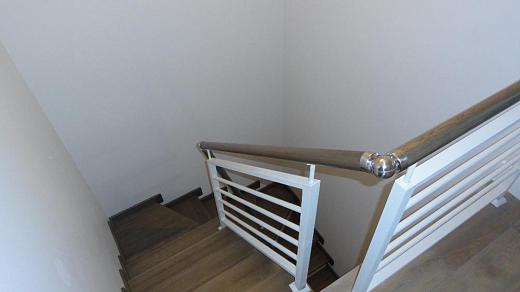 Лестница из лиственницы со сварными периллами ЛВ №7