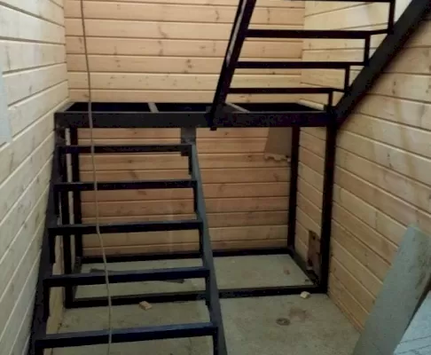 Металлокаркас лестницы с площадкой и поворотом МЛ №1