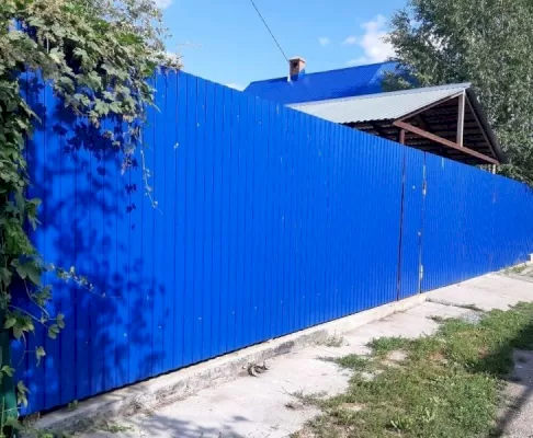 Забор синий на фундаменте из профнастила ЗП №11