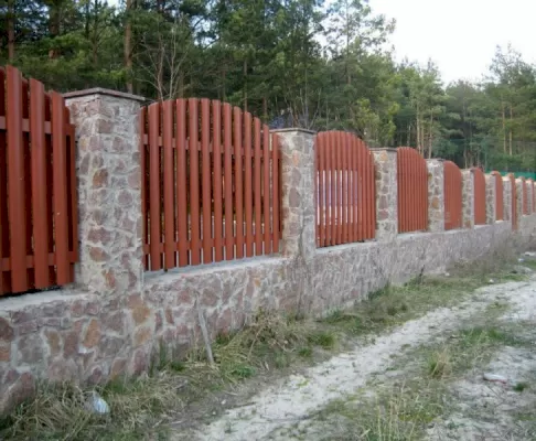 Забор из металлического штакетника коричневый ЗЧ №4
