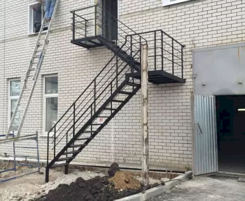 Эвакуационная лестница пожарная тип с площадкой и поворотом на 180 градусов №1
