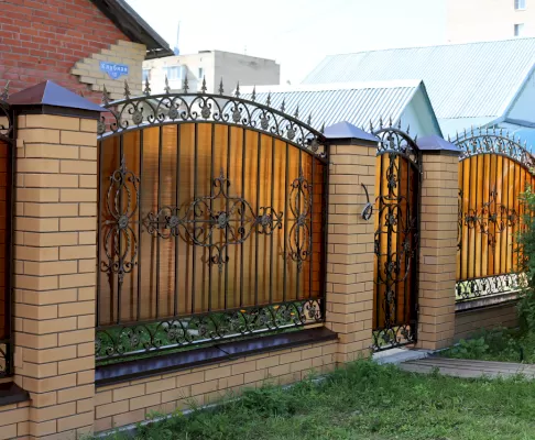 Комбинированный забор из металла и поликарбоната на кирпичных столбах КЗ №4