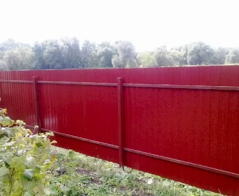 Дачный забор из красного профнастила ЗП №8
