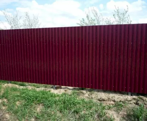 Забор дачный из профнастила бордового цвета ЗП №6