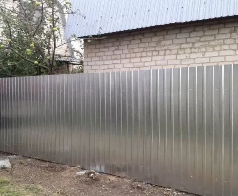 Забор сплошной из профнастила с оцинкованным покрытием ЗП №2