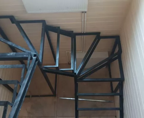 Каркас лестницы с забежными ступенями КЛ №7