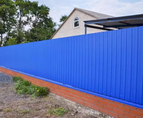 Забор на кирпичном фундаменте из синего профнастила ЗП №10