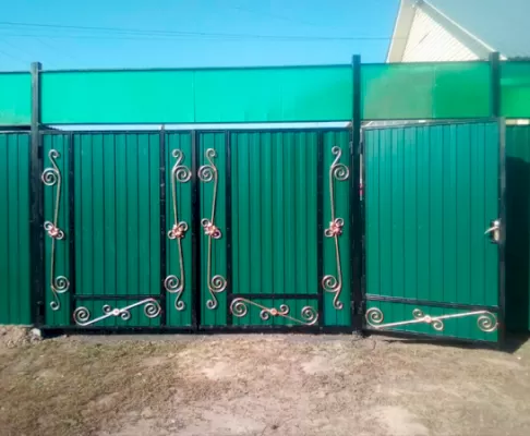 Комбинированный забор из профнастила и поликарбоната зеленого цвета КЗ №9