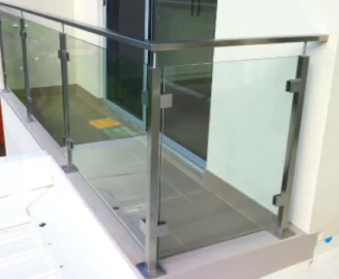 Ограждения со стеклом на стойках из нержавеющей стали и поручнем для балкона СО №9