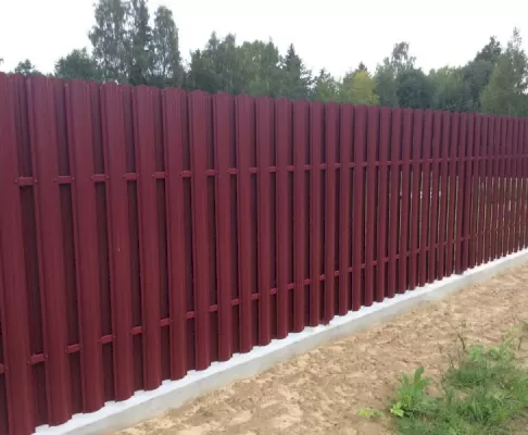 Забор из металлического штакетника на фундаменте ЗЧ №19