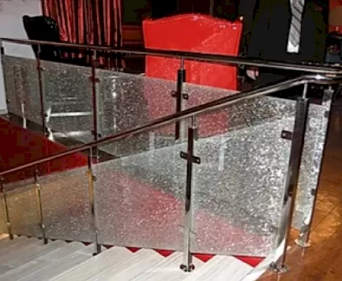 Ограждения с “битым стеклом” на  стойках из нержавеющей стали и поручнем СО №8