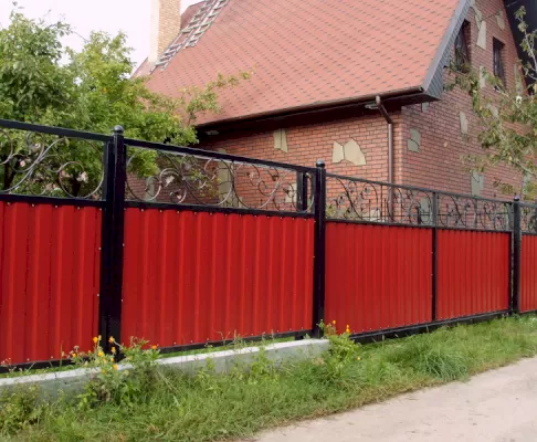 Красный забор с коваными элементами КЗ №2